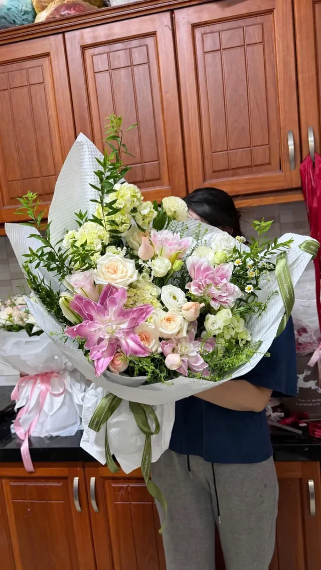 粉紫百合・白綠綜合花束