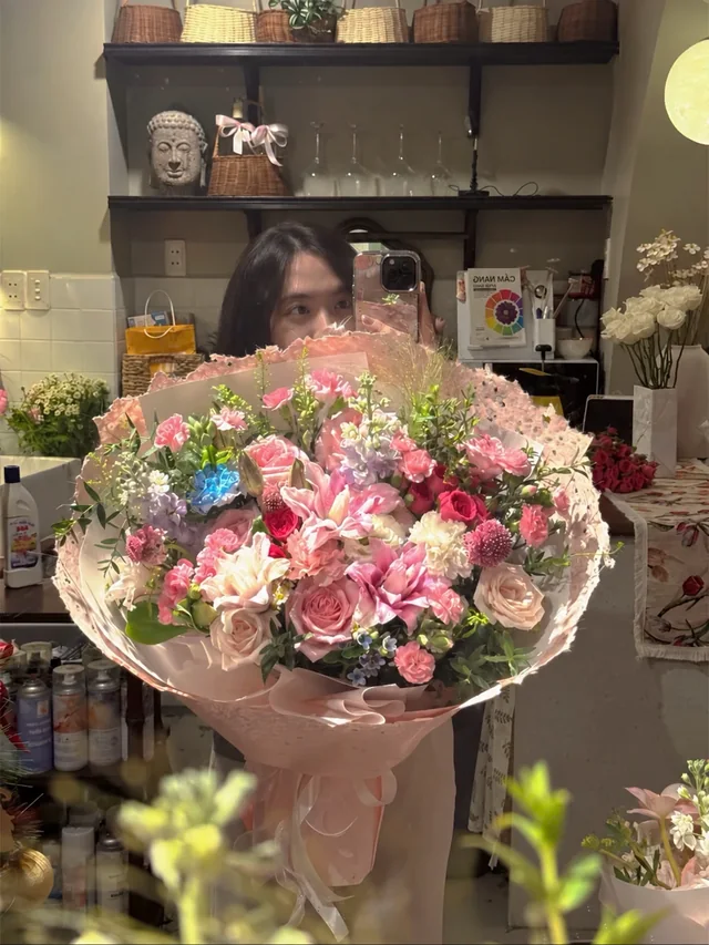 大型粉色綜合花束・蕾絲包裝・另一角度