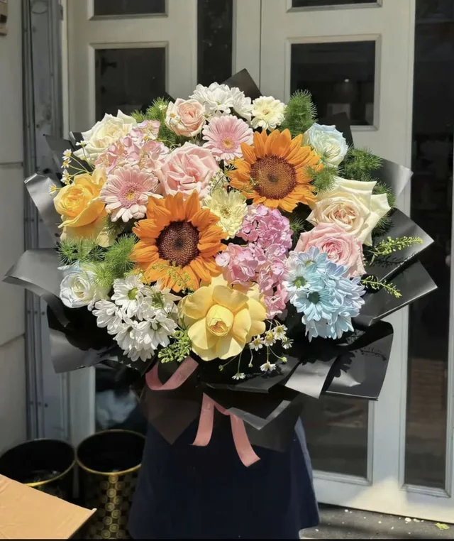 向日葵與彩色花材・黑色包裝