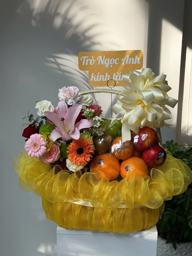 黃色花材與水果禮籃