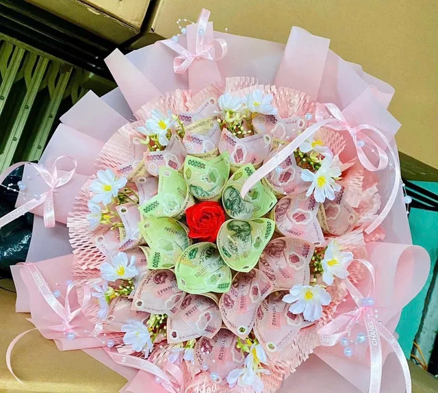 鈔票花束・粉色花瓣層次