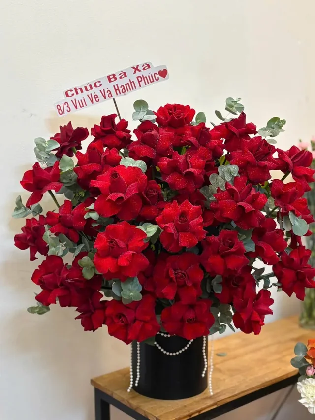 紅玫瑰瓶插・黑色花器