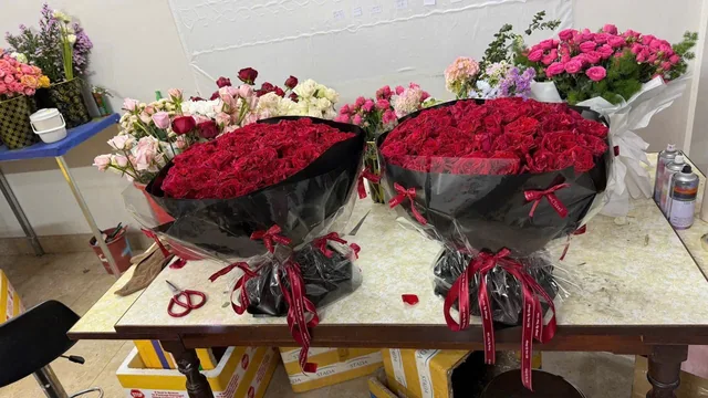 紅玫瑰花束・黑色包裝